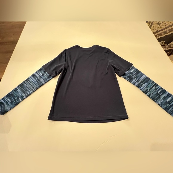 ATHLETIC WORKS BOYS LONG SLEEVE SIZE MEDIUM (8) SHIRT. - Picture 2 of 4